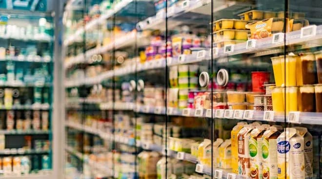 rayon réfrigéré de yaourts desserts lactés et boissons en vitrines