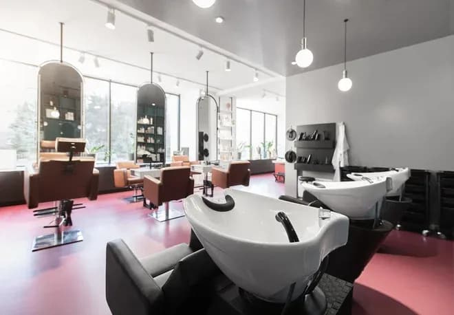 bacs à shampoing et postes de coiffure modernes dans un salon lumineux