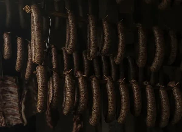 saucisses suspendues dans un fumoir