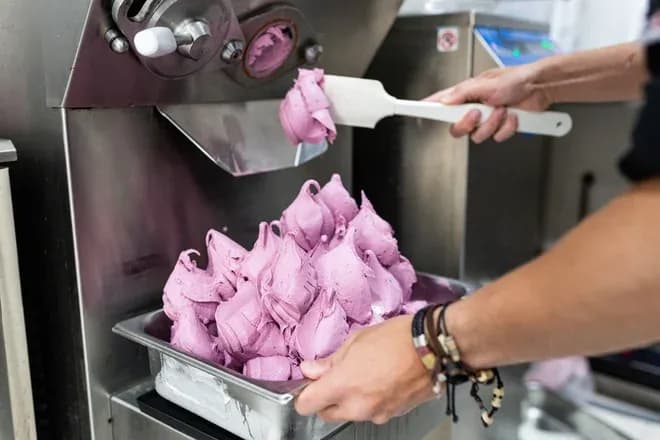 glace violette extraite d'une turbine et mise en bac à la spatule