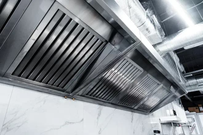 hotte et conduits d'extraction en inox dans cuisine professionnelle