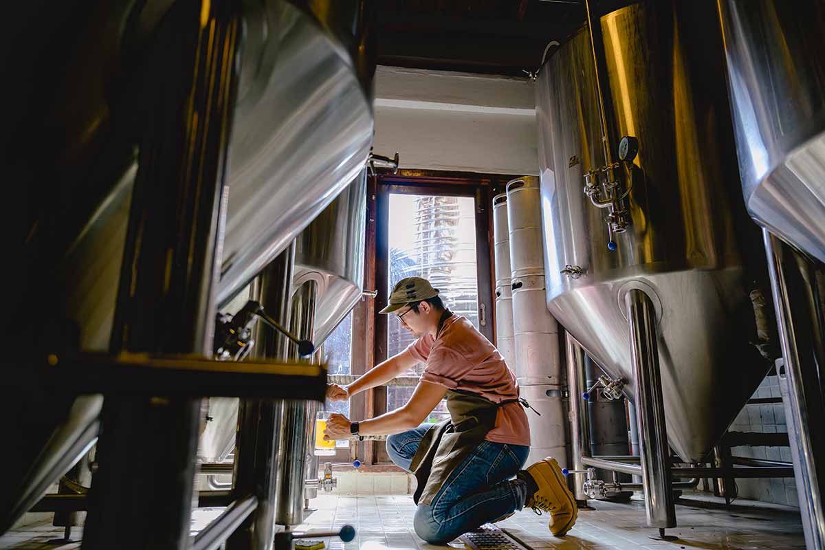 Brasseur goûte sa bière à la cuve Brasseur goûte sa bière à la cuve