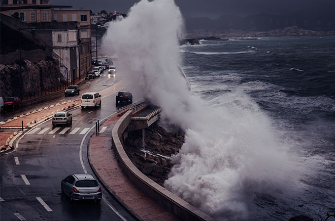 Vague forte qui éclate sur un route Vague forte qui éclate sur un route